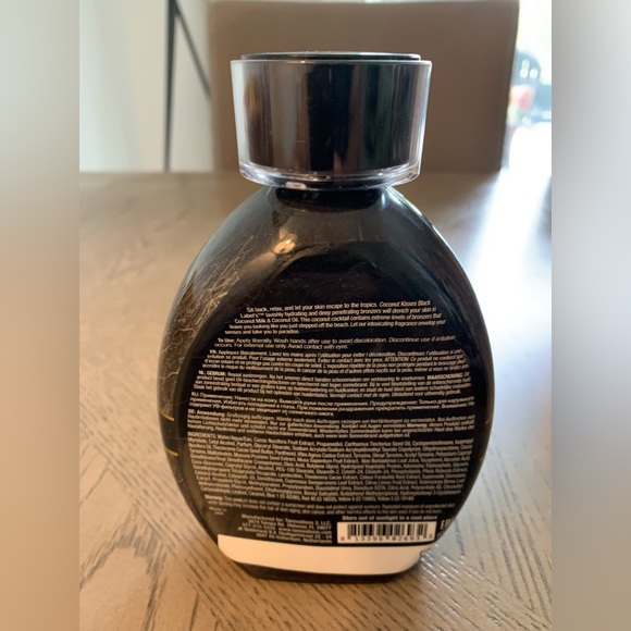 COCONUT KISSES
BLACK LABEL 
GOLDEN TANNING LOTION
13.5 FL. OZ. NEW & SEALED - Picture 2 of 2